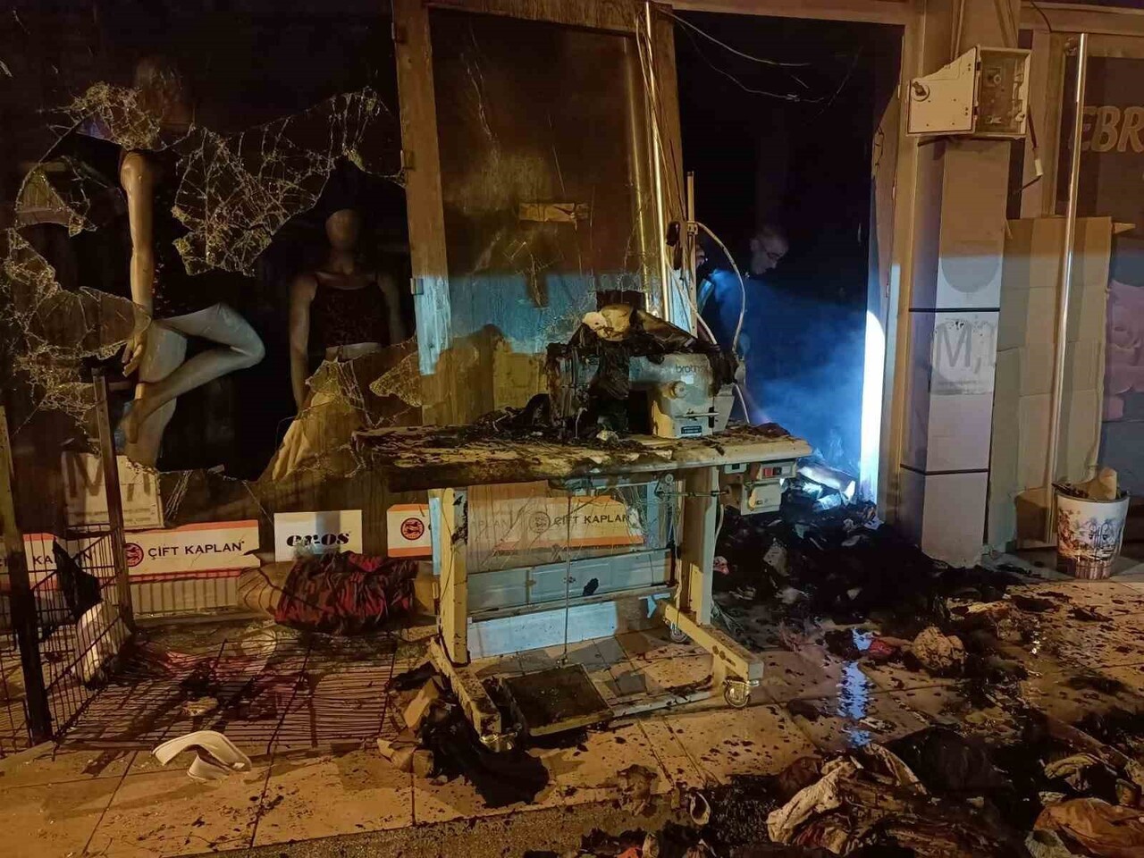 ISPARTA’NIN ŞARKİKARAAĞAÇ İLÇESİNDE BİR İÇ GİYİM VE ÇEYİZ DÜKKÂNINDA GECE SAATLERİNDE ÇIKAN YANGIN...