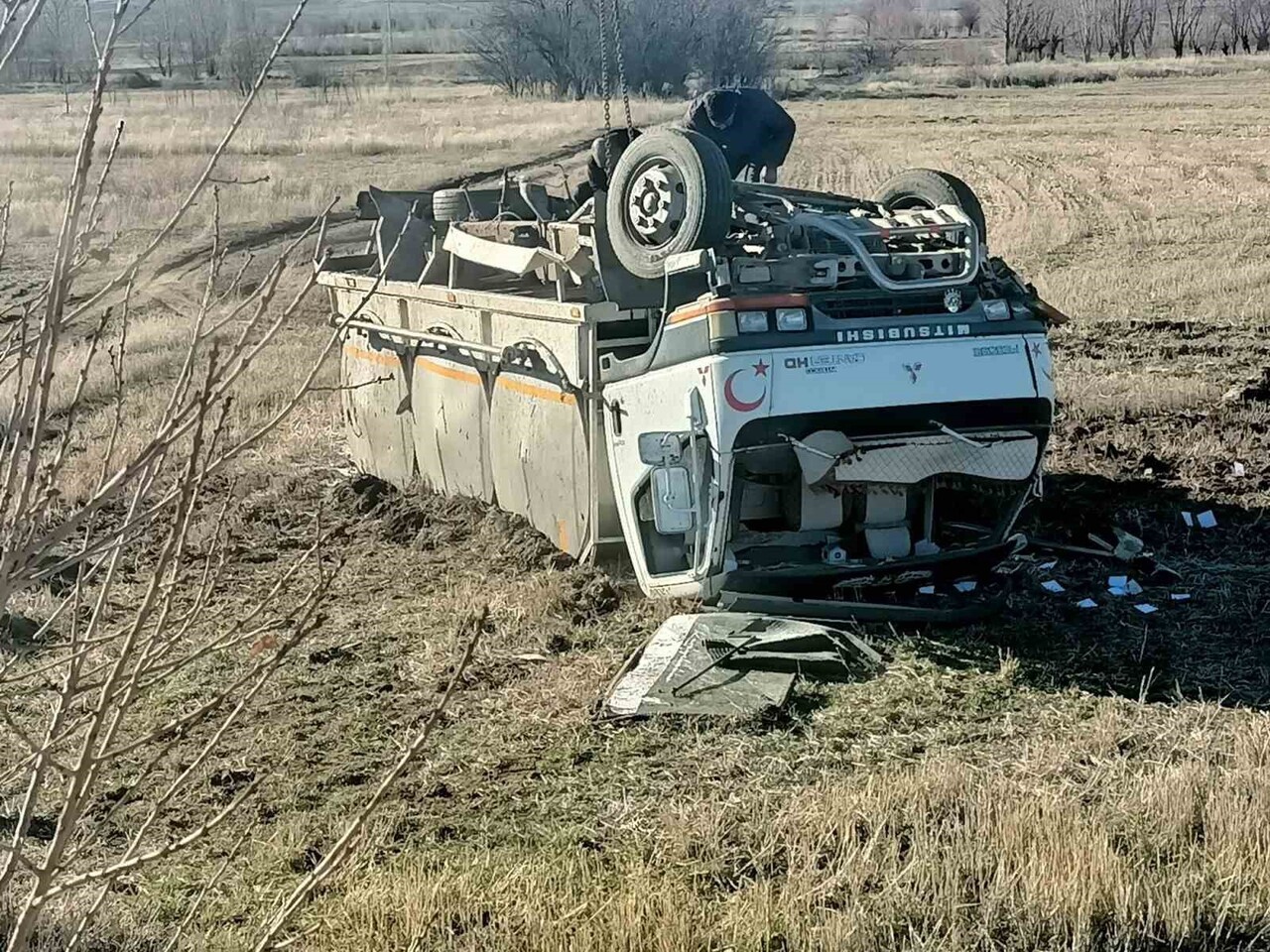 ISPARTA’NIN ŞARKİKARAAĞAÇ İLÇESİNDE SÜRÜCÜSÜNÜN DİREKSİYON HÂKİMİYETİNİ KAYBETMESİ SONUCU...