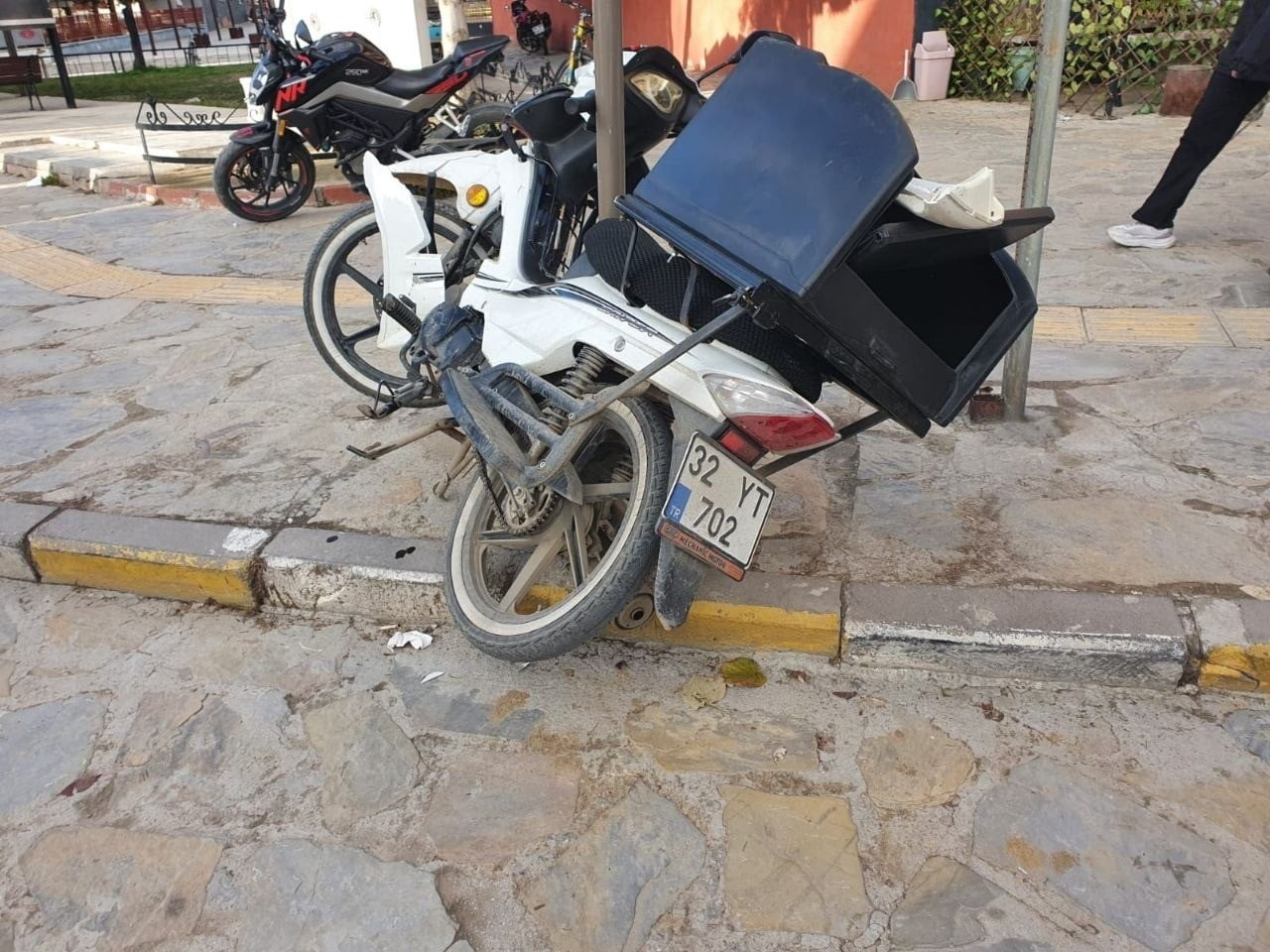 ISPARTA’NIN YALVAÇ İLÇESİNDE OTOMOBİL İLE MOTOSİKLETİN ÇARPIŞMASI SONUCU MEYDANA GELEN KAZADA...