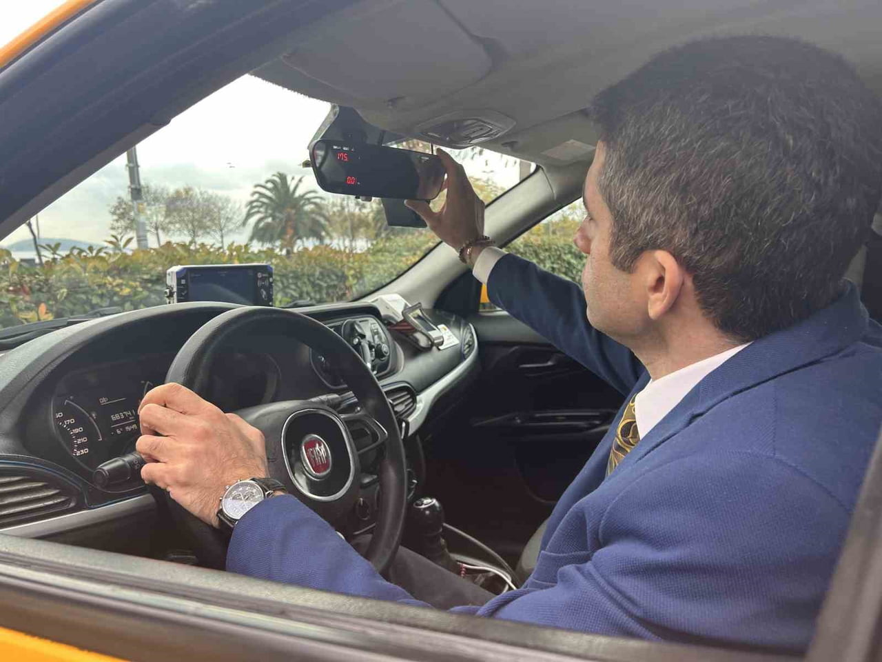 İSTANBUL'DA 10 YILLIK BANKACILIK SEKTÖRÜ ÇALIŞANI BURAK YILMAZ, 'İNSAN GÖZLEMLEMEK' İÇİN ÇIKTIĞI...