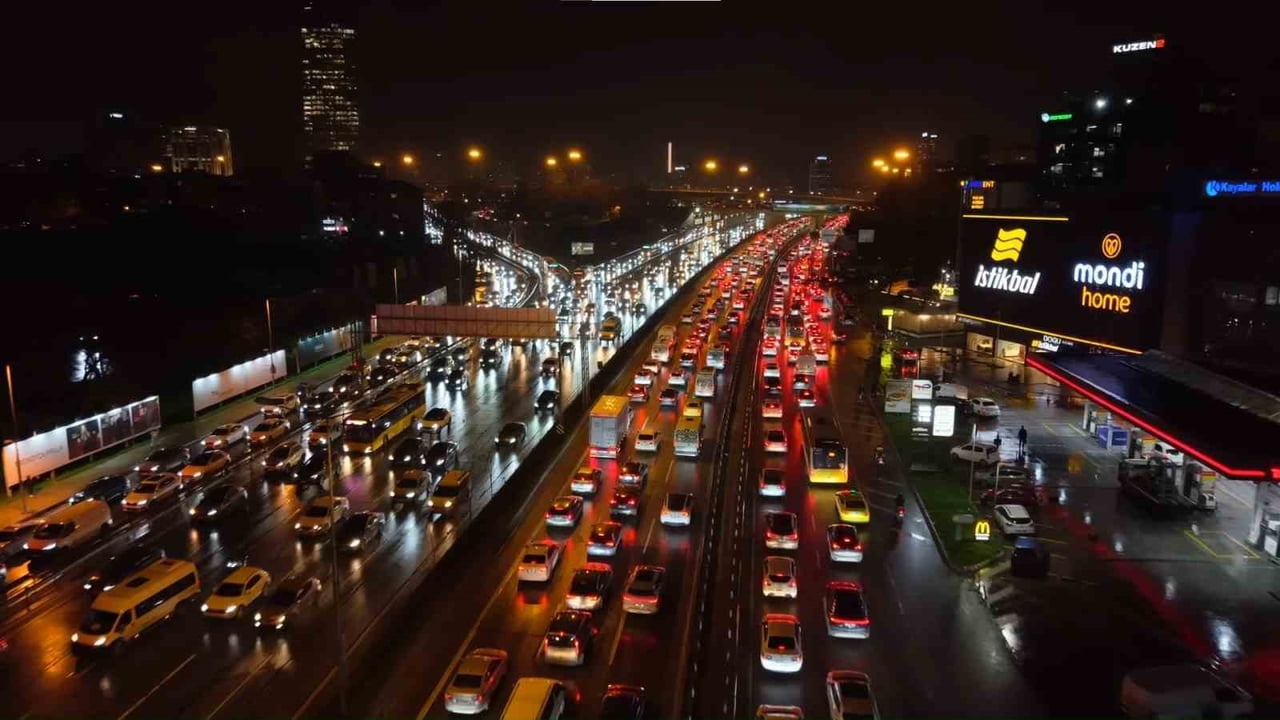 İSTANBUL'DA AKŞAM SAATLERİNDE ANADOLU VE AVRUPA YAKALARINDA TRAFİK YOĞUNLUĞU YÜZDE 90 SEVİYELERİNE...