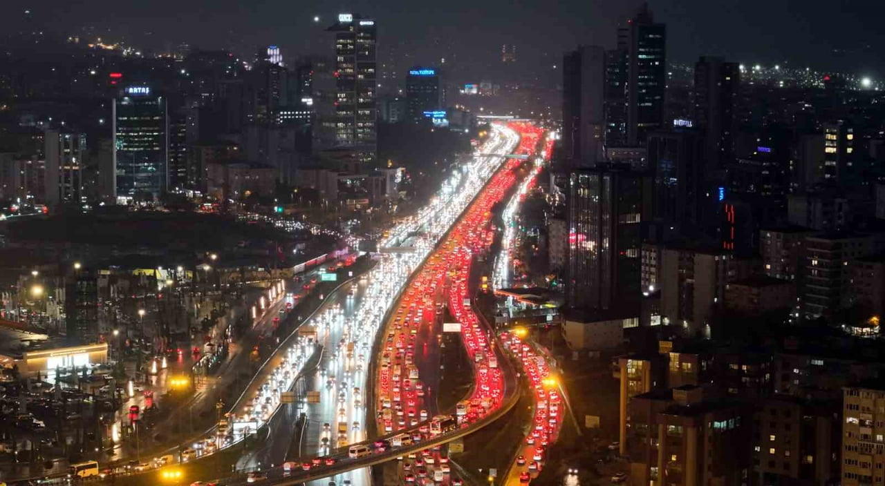 İSTANBUL'DA AKŞAM SAATLERİNDE ANADOLU VE AVRUPA YAKALARINDA TRAFİK YOĞUNLUĞU YÜZDE 90 SEVİYELERİNE...