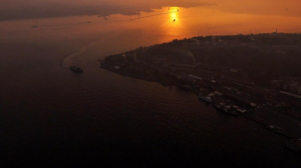 İSTANBUL'DA BOĞAZ ÇEVRESİNE ÇÖKEN PUS VE ETKİLİ OLAN HAVA KİRLİLİĞİ DRON İLE...