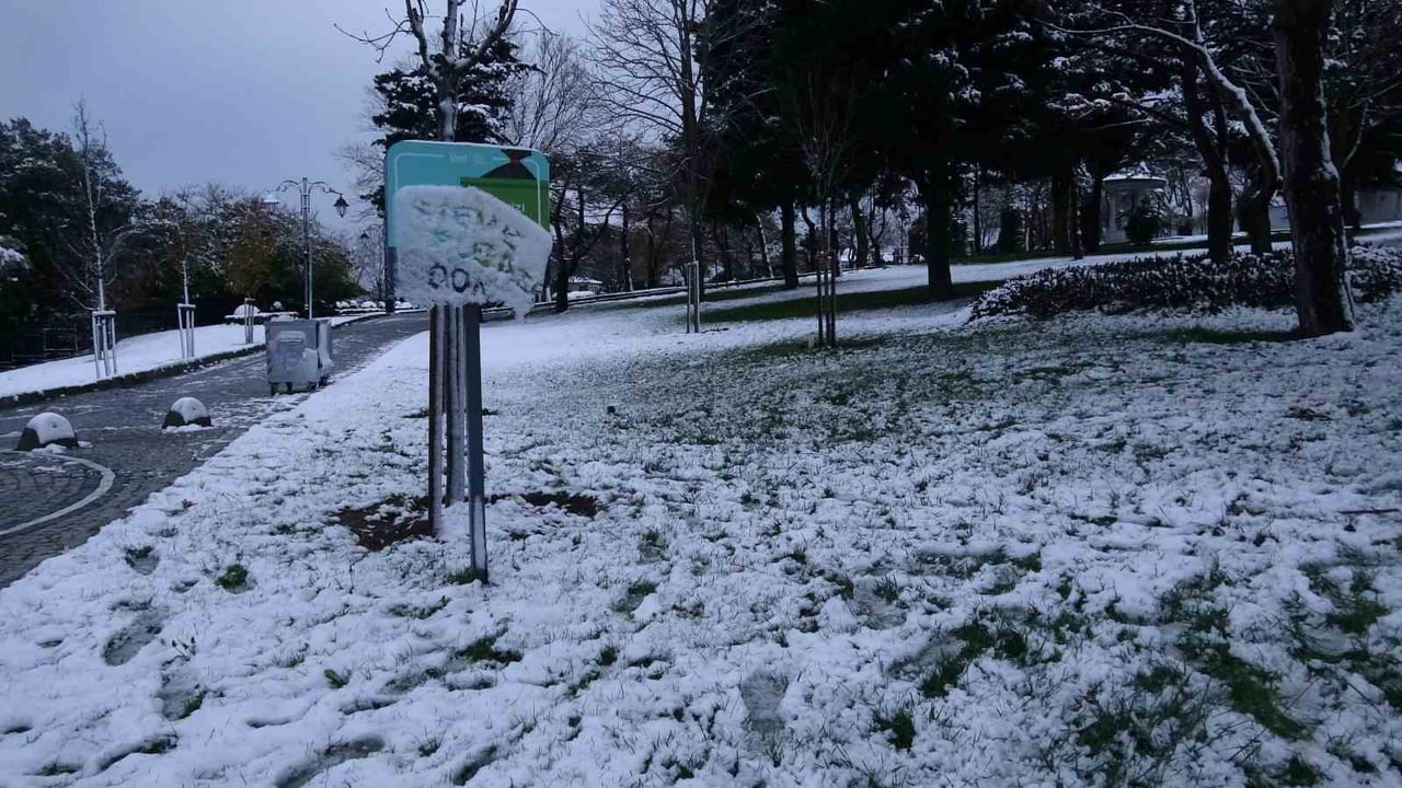 İSTANBUL'DA GÜNLERDİR BEKLENEN KAR YAĞIŞI GECE SAATLERİNDEN İTİBAREN ETKİSİNİ GÖSTERDİ.