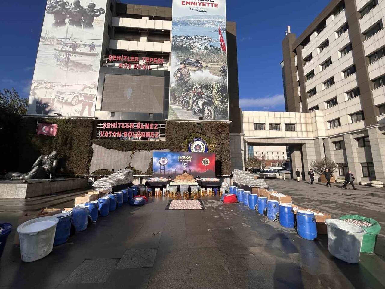 İSTANBUL'DA POLİS EKİPLERİNCE SON BİR AYDA DÜZENLENEN OPERASYONLARDA 1 TON 144 KİLO UYUŞTURUCU...