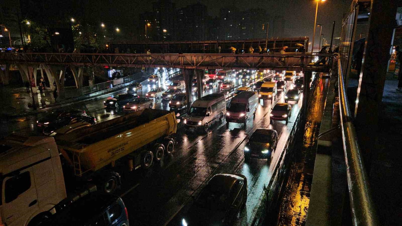 İSTANBUL'DA YAĞIŞIN DA ETKİSİYLE TRAFİK DURMA NOKTASINA GELDİ