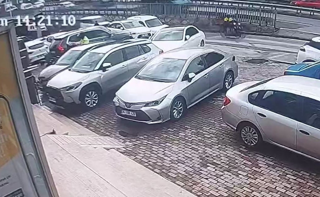 İSTANBUL'UN BAŞAKŞEHİR’DE BANKA ŞUBESİNDEN YÜKLÜ MİKTARDA PARA ÇEKEN BİR İŞ ADAMINA DÜZENLEN...