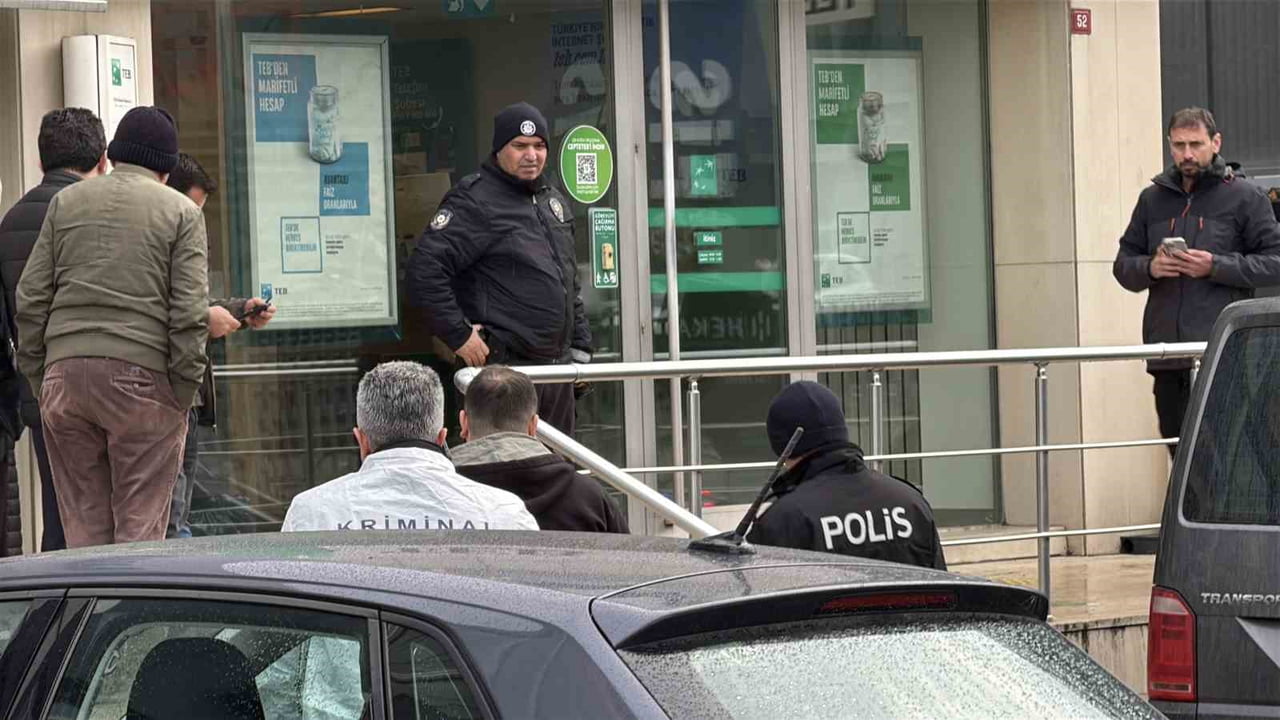 İSTANBUL'UN BAŞAKŞEHİR İLÇESİNDE, BİR BANKA ŞUBESİNDEN YÜKLÜ MİKTARDA PARA ÇEKEN BİR İŞ ADAMI, 2...