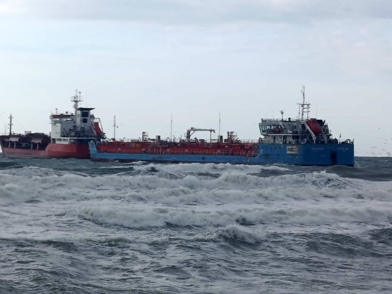 İSTANBUL'UN FLORYA AÇIKLARINDA AZERBAYCAN VE TÜRK BANDRALLI İKİ TANKERDEN ACİL DURUM ÇAĞRISI...