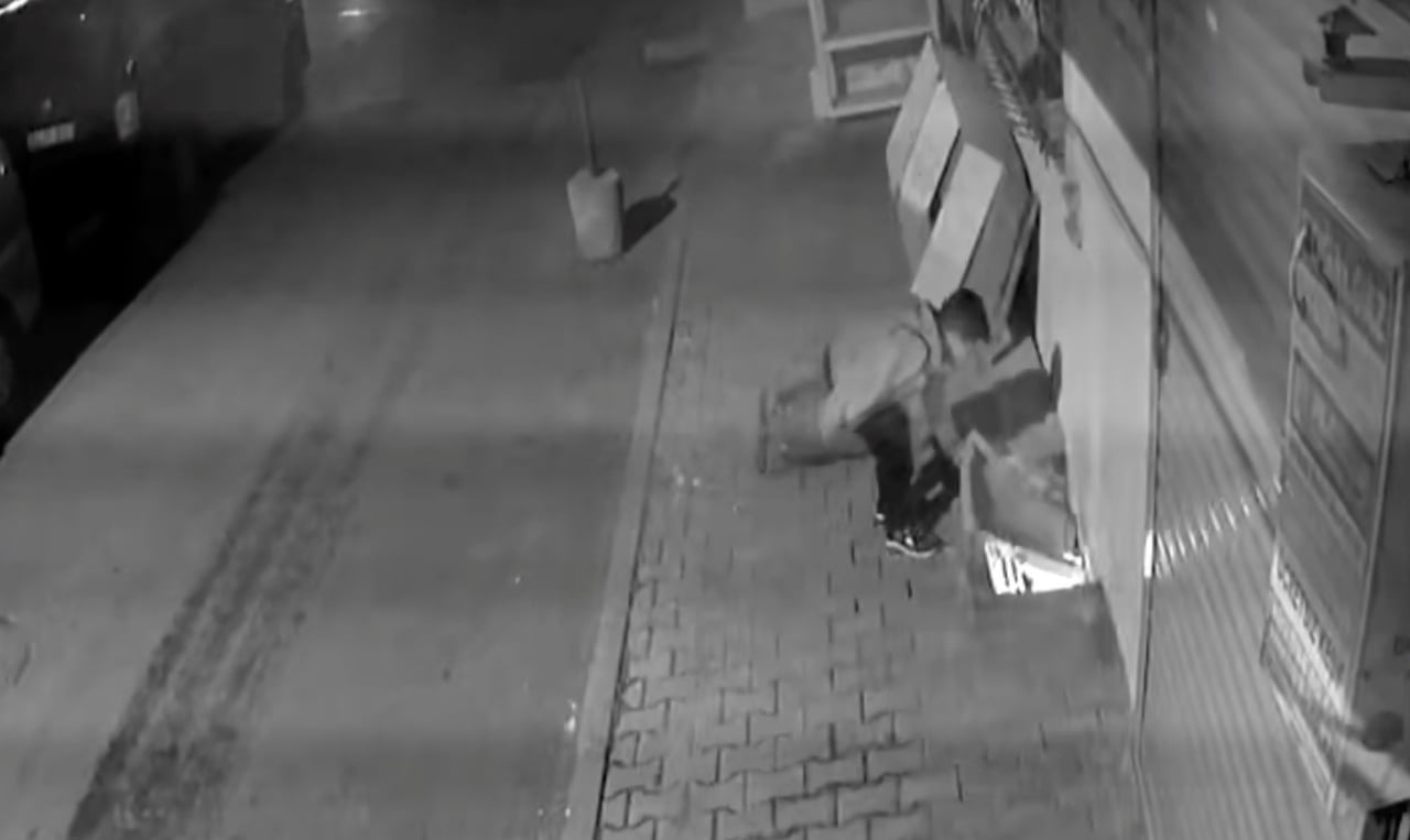 İSTANBUL ARNAVUTKÖY'DE, KÜÇÜK BİR ÇOCUĞUN SOKAKTA TEHLİKELİ BİR OYUN OYNADIĞI ANLAR GÜVENLİK...