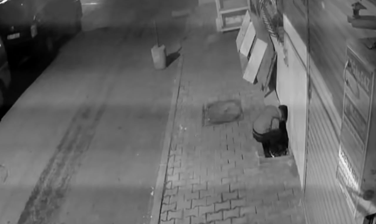 İSTANBUL ARNAVUTKÖY'DE, KÜÇÜK BİR ÇOCUĞUN SOKAKTA TEHLİKELİ BİR OYUN OYNADIĞI ANLAR GÜVENLİK...