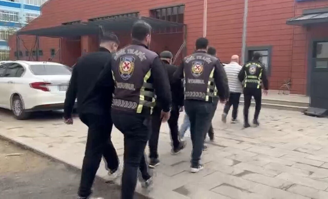 İSTANBUL BAHÇELİEVLER’DE DÜĞÜN KONVOYUNDA TRAFİĞİ TEHLİKEYE DÜŞÜRECEK HAREKETELER YAPAN ŞAHISLARA...