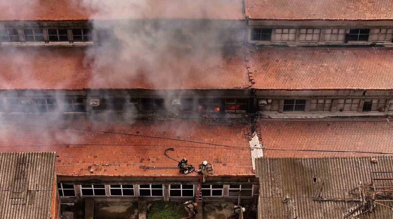 İSTANBUL BAKIRKÖY’DE ETİKET ÜRETİMİ YAPAN FABRİKANIN DEPO KISMINDA HENÜZ BELİRLENEMEYEN BİR...
