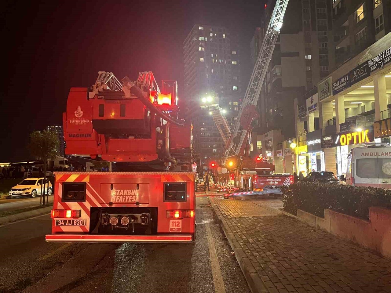 İSTANBUL BAŞAKŞEHİR’DE 13 KATLI SİTE SİTENİN İKİNCİ KATINDAKİ RESTORANDA ÇIKAN YANGINDAKİ DUMANLAR...