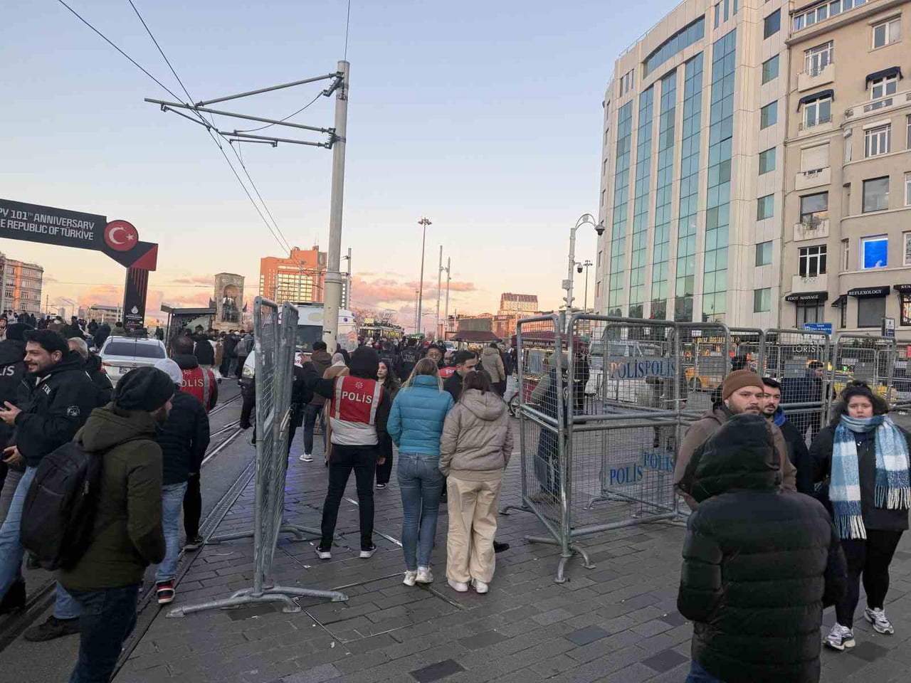 İSTANBUL BEYOĞLU İSTİKLAL CADDESİ'NDE POLİS EKİPLERİ TARAFINDAN YOĞUN GÜVENLİK ÖNLEMLERİ ALINDI....