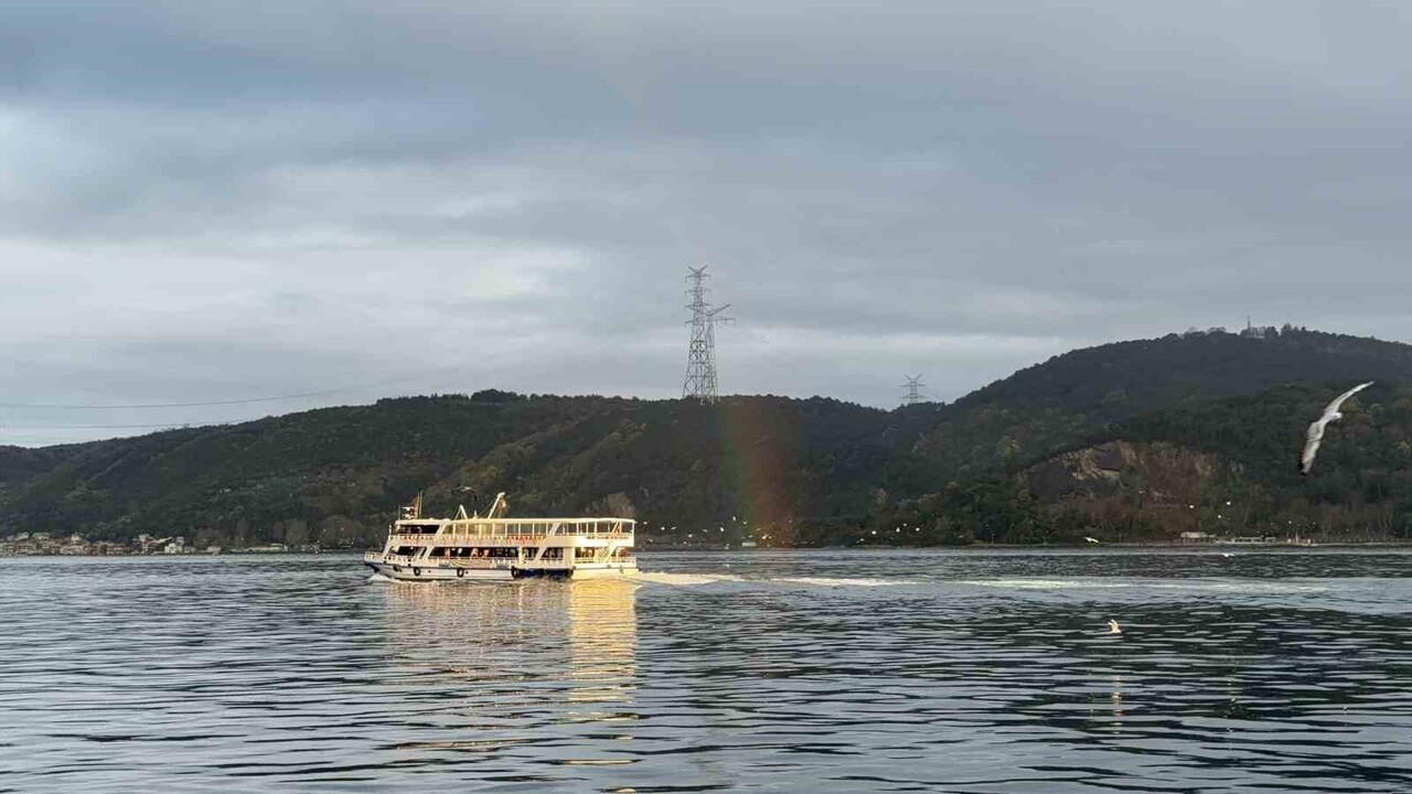 İSTANBUL BOĞAZI’NDA GÖKKUŞAĞI ŞÖLENİ