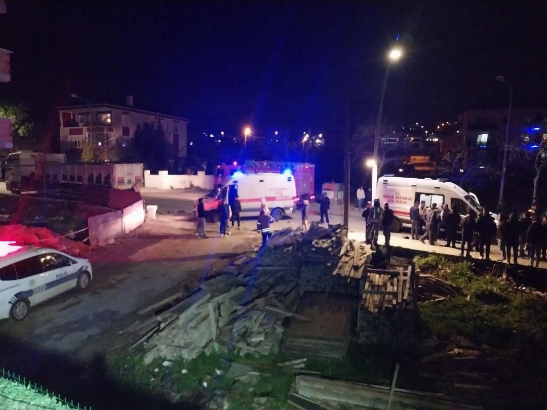 İSTANBUL BÜYÜKÇEKMECE’DE MOTORSİKLET, KARŞI ŞERİTTEN GELEN ARACA ÇARPTI. KAZADA LİSE ÖĞRENCİSİ 2...