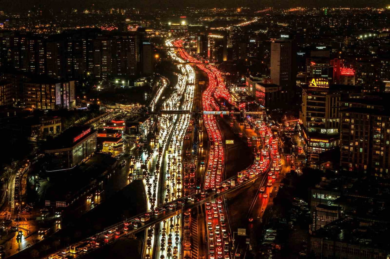 İSTANBUL’DA CUMA GÜNÜ İŞ ÇIKIŞ SAATİNDE TRAFİK YOĞUNLUĞU YÜZDE 90’I BULDU....