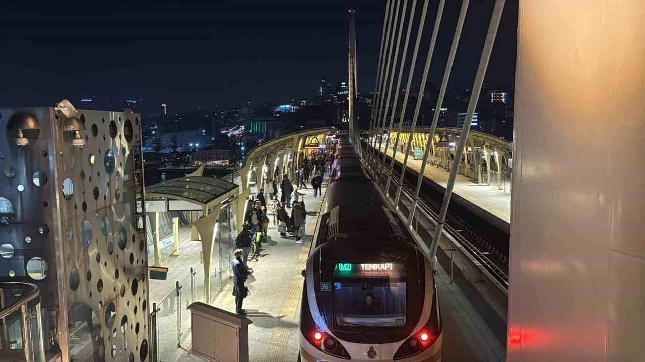 İSTANBUL’DA M2 YENİKAPI-HACIOSMAN METRO HATTI'NDA HALİÇ İSTASYONUNDA YAŞANAN TEKNİK ARIZA...