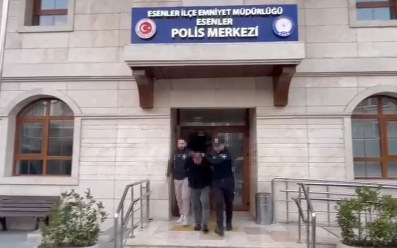 İSTANBUL ESENELER’DE MİNİBÜSTE BİR KADININ CEP TELEFONUNU ÇALAN ŞAHIS POLİS EKİPLERİ TARAFINDAN...