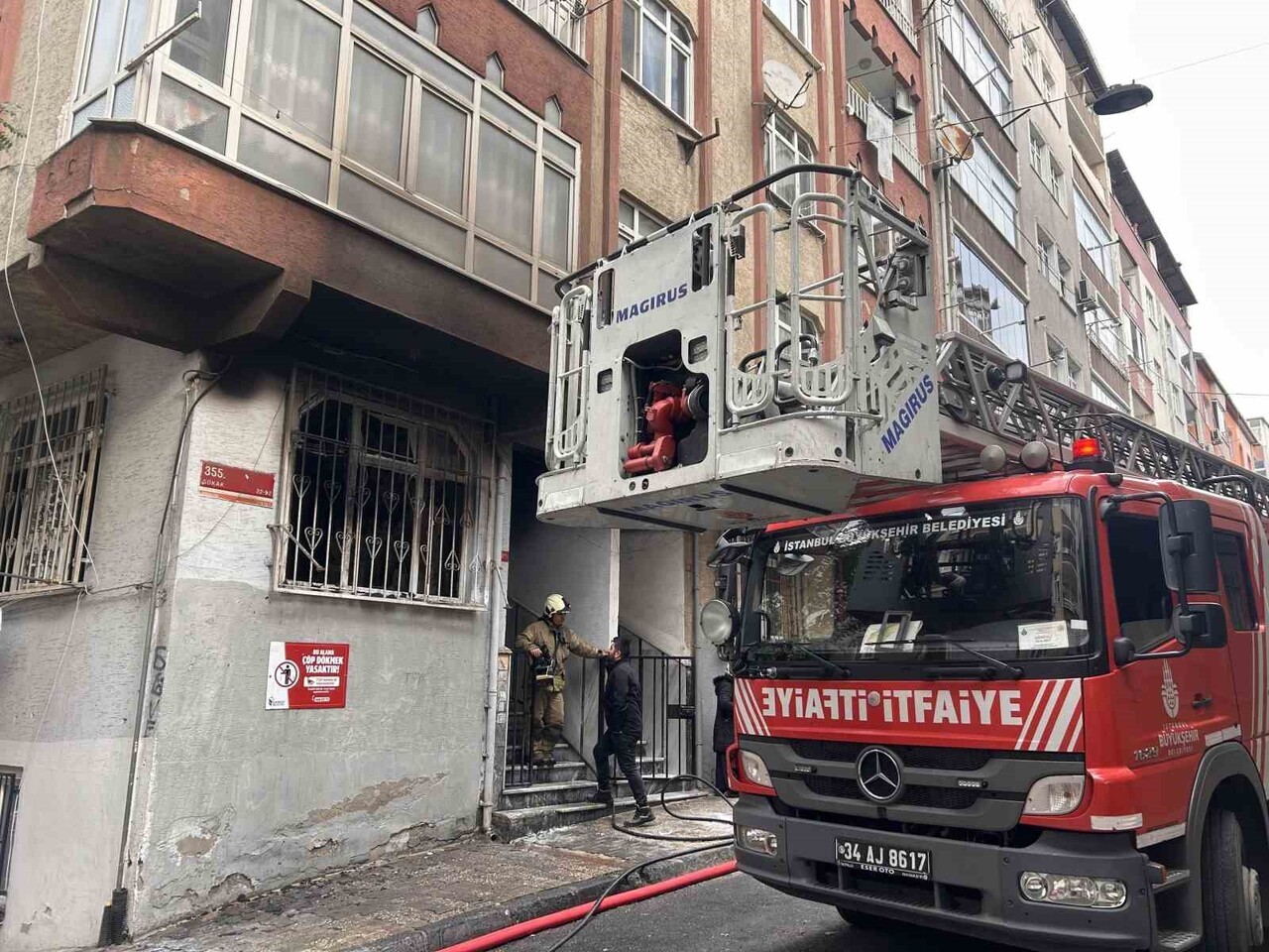 İSTANBUL ESENLER’DE 5 YAŞINDAKİ ÇOCUK, ÇAKMAKLA OYNADIĞI ESNADA KANEPEYİ TUTUŞTURDU. KISA SÜRE...