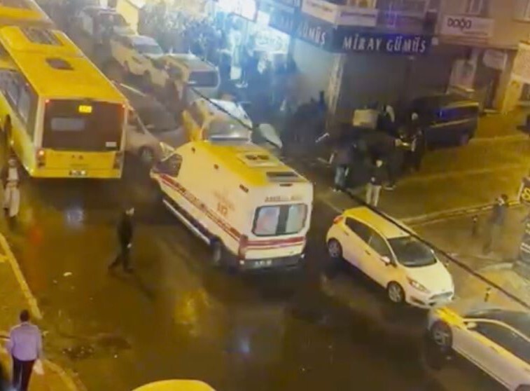 İSTANBUL ESENYURT'TA, SEYİR HALİNDEKİ HAFİF TİCARİ ARAÇ SÜRÜCÜSÜ, DİREKSİYON HAKİMİYETİNİ...