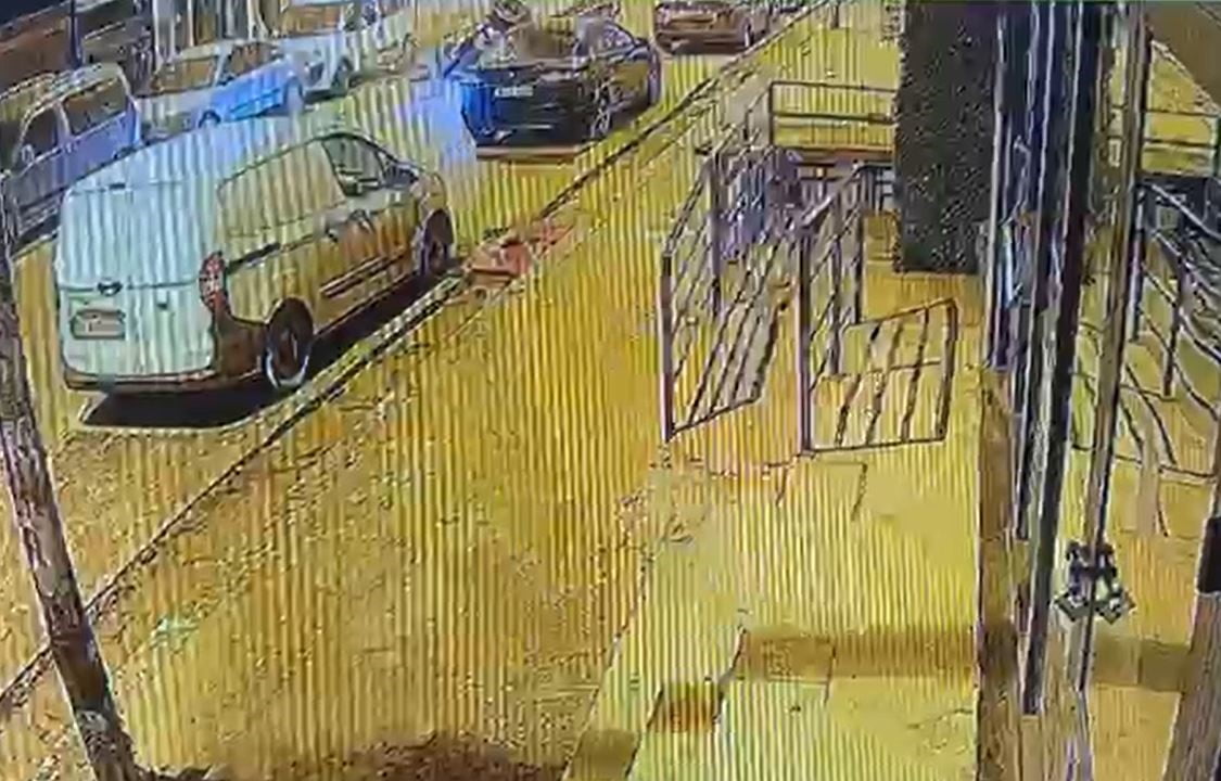 İSTANBUL ESENYURT’TA ALKOLLÜ OLDUĞU İDDİA EDİLEN SÜRÜCÜ, ÖNCE PARK HALİNDEKİ ARACA ÇARPTI...