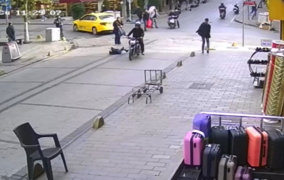 İSTANBUL FATİH’TE MOTOSİKLETLİ BİR SÜRÜCÜ, ANNESİNİN ELİNİ BIRAKARAK YOLA DOĞRU KOŞAN KIZ ÇOCUĞUNA...