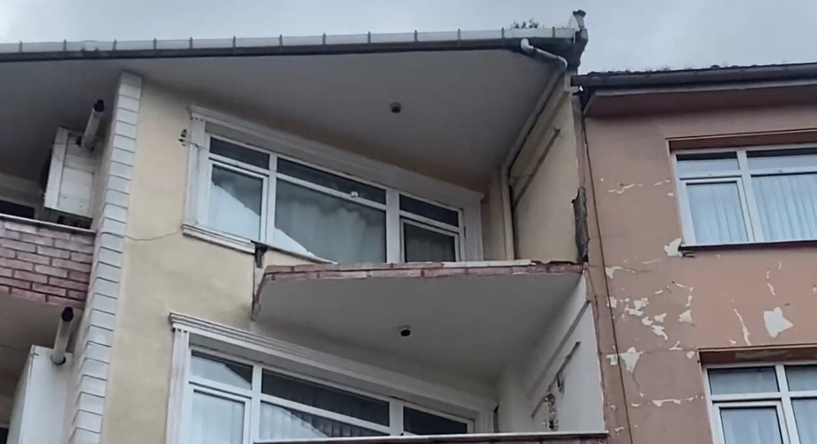 İSTANBUL GÜNGÖREN’DE 5 KATLI BİNANIN EN ÜST KATINDAKİ BALKON ÇÖKTÜ. YAYALAR, DÜŞEN PARÇANIN...
