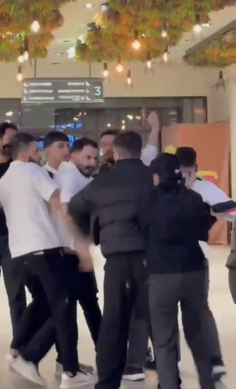 İSTANBUL (İHA) -  MALTEPE’DE BULUNAN HİLLTOWN AVM’DE BİR İŞLETMEDE MÜŞTERİ İLE GARSON ARASINDA...