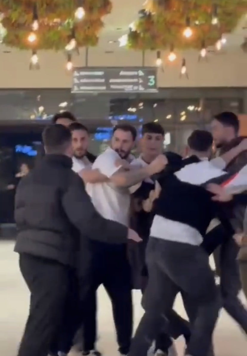 İSTANBUL (İHA) -  MALTEPE’DE BULUNAN HİLLTOWN AVM’DE BİR İŞLETMEDE MÜŞTERİ İLE GARSON ARASINDA...