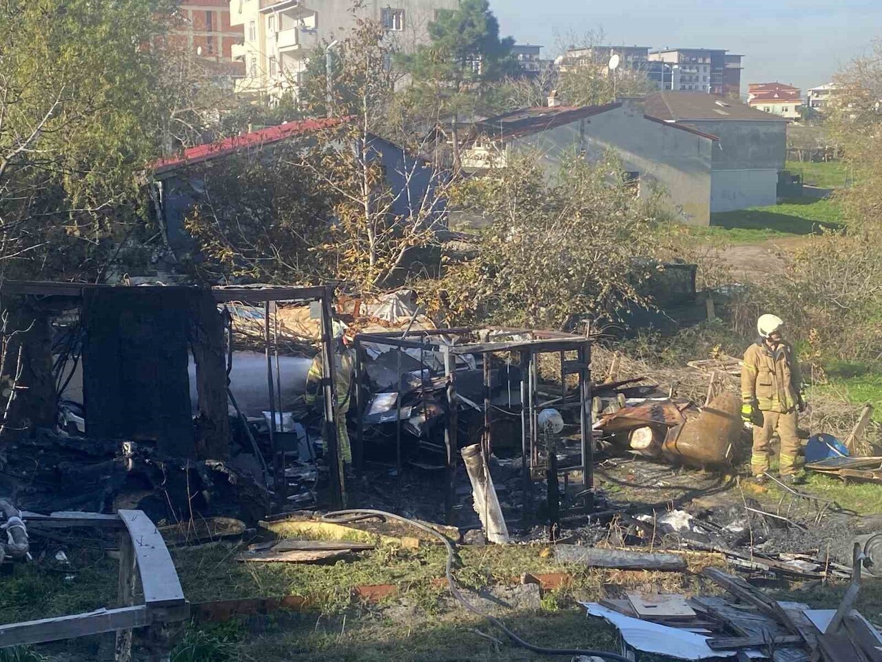İSTANBUL (İHA) - TUZLA’DA BİR ARAZİDE BULUNAN GECEKONDUDA ÇIKAN YANGIN KISA SÜREDE BÜYÜYEREK...