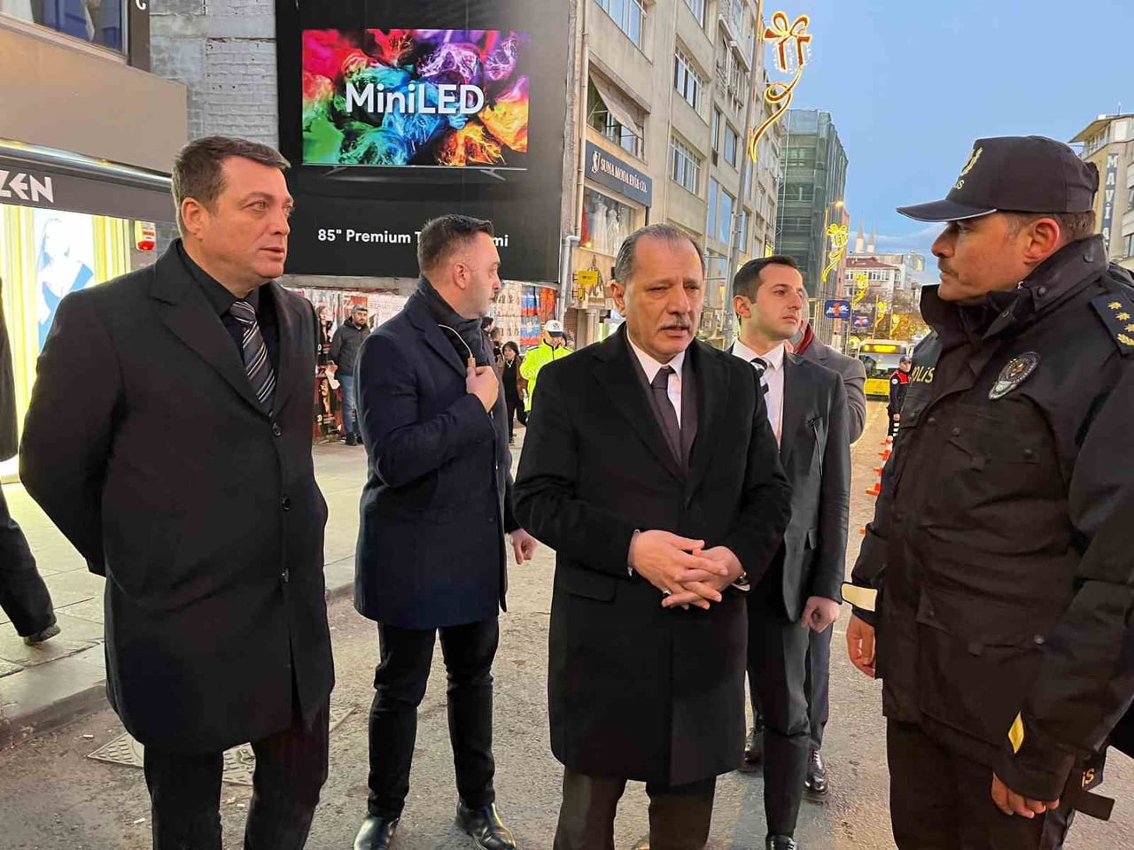 İSTANBUL İL EMNİYET MÜDÜRÜ SELAMİ YILDIZ, KADIKÖY'DE YENİ YIL ÖNCESİ GERÇEKLEŞTİRİLEN DENETİMLERİ...