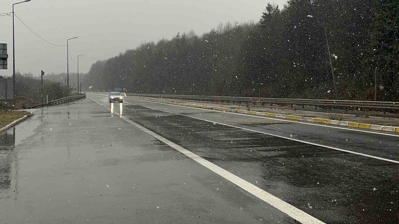 İSTANBUL İLE ANKARA ARASINDA KÖPRÜ GÖREVİ GÖREN D-100 KARA YOLUNUN BOLU DAĞI GEÇİŞİNDE KAR YAĞIŞI...