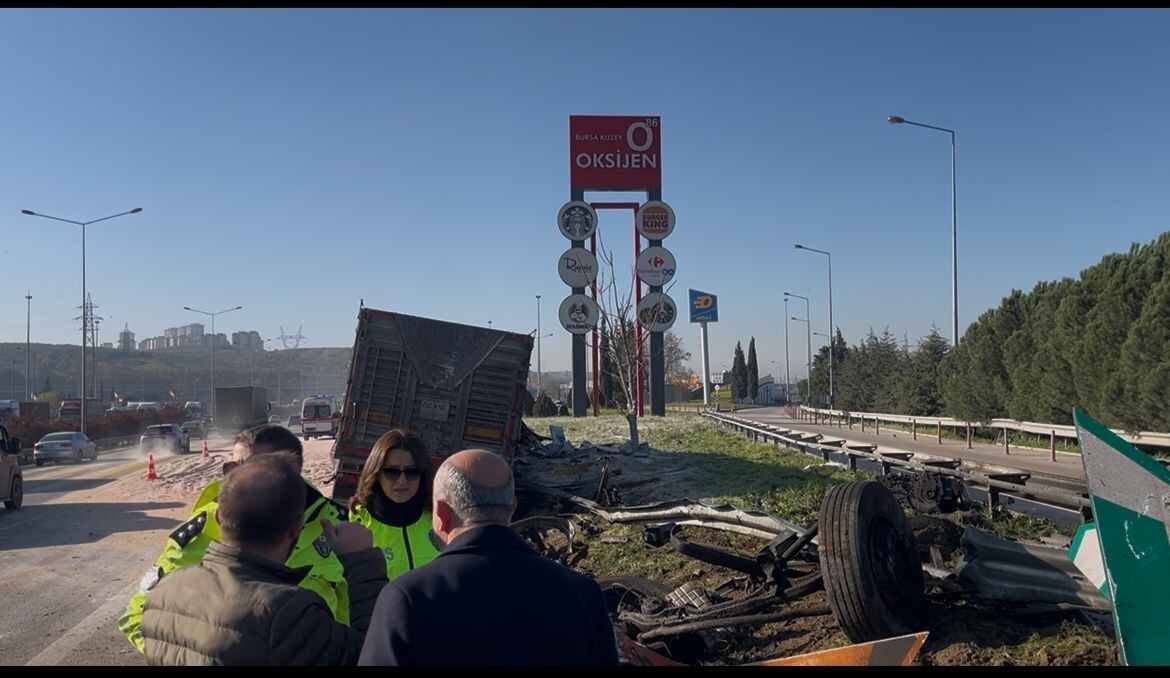 İSTANBUL İZMİR OTOYOLU BURSA ÇEVRE YOLUNDA DİNLENME TESİSLERİNİN BARİYERİNE ÇARPAN KAMYONUN...