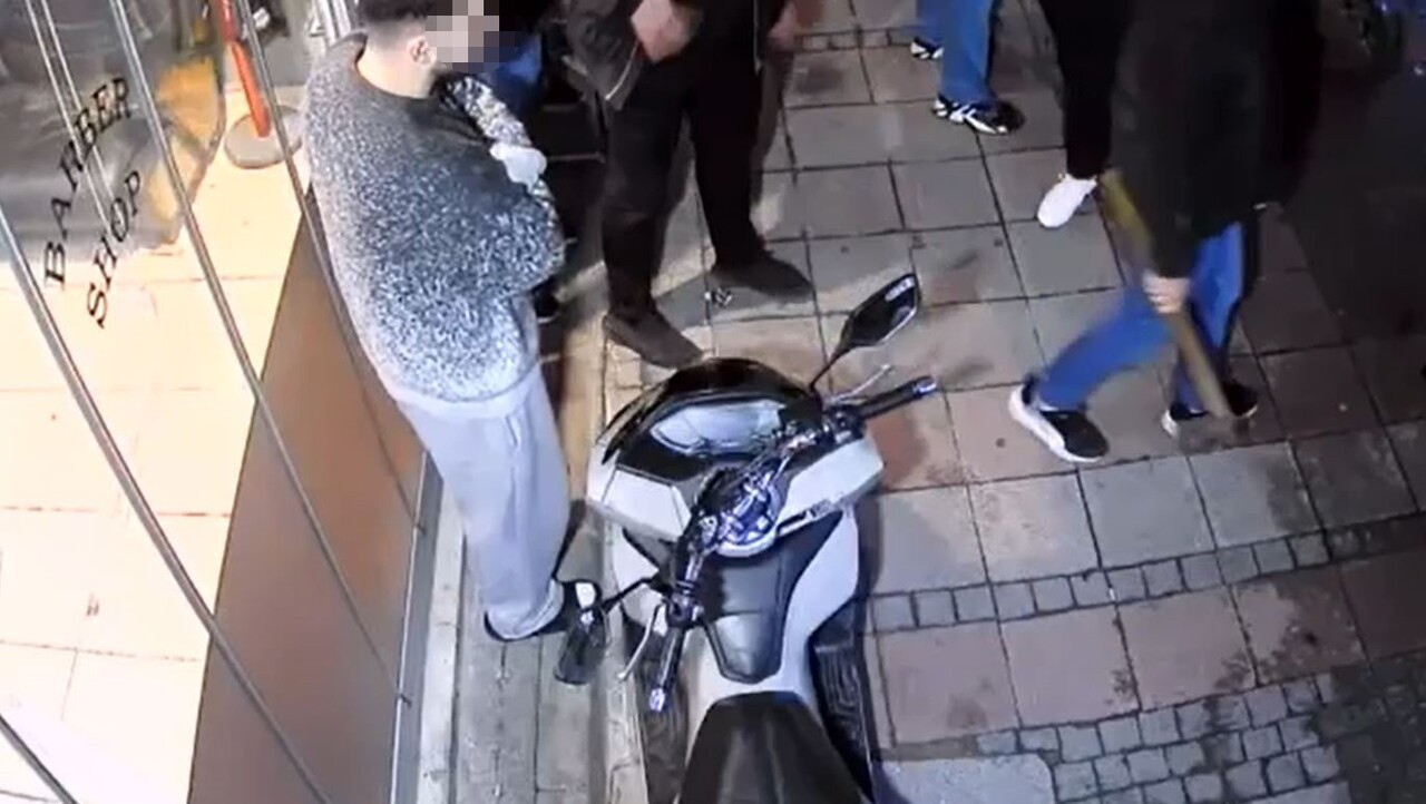 İSTANBUL KAĞITHANE'DE ALACAK-VERECEK MESELESİ NEDENİYLE KUAFÖR DÜKKANINA DÜZENLENEN BALTALI...