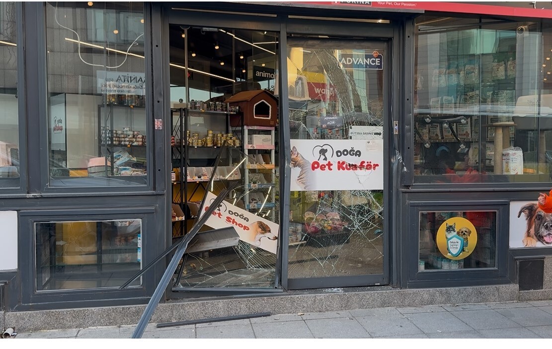 İSTANBUL ŞİŞLİ'DE TERS YÖNE GİREN OTOMOBİL ÖNCE BİR İŞ YERİNE ARDINDAN KALDIRIMDA YÜRÜYEN YAYALARA...