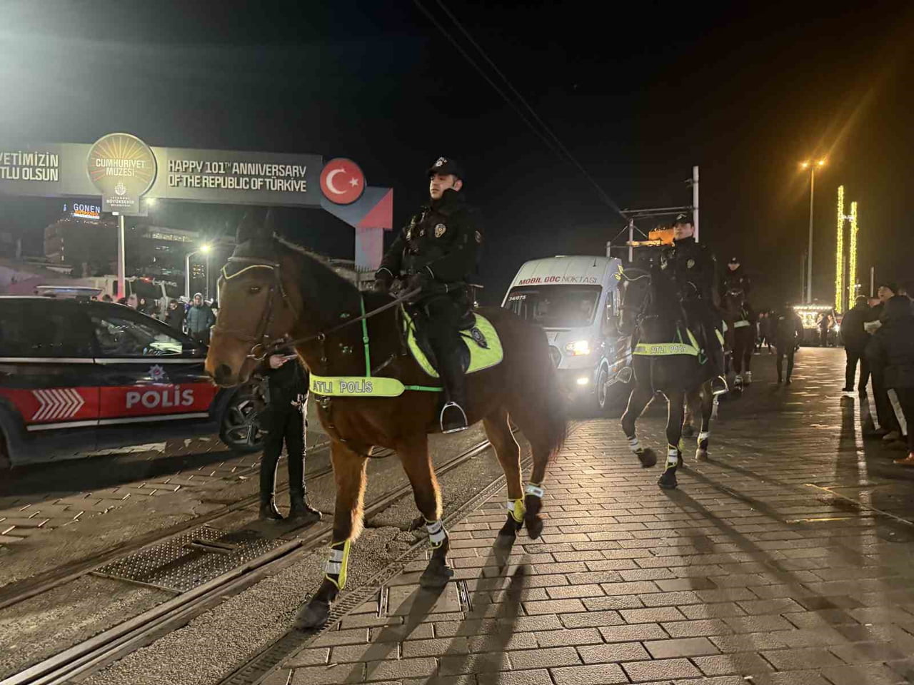 İSTANBUL TAKSİM’DE YILBAŞINA SAATLER KALA DEVRİYE GEZEN ATLI POLİSLER, İSTİKLAL CADDESİ’NDE...