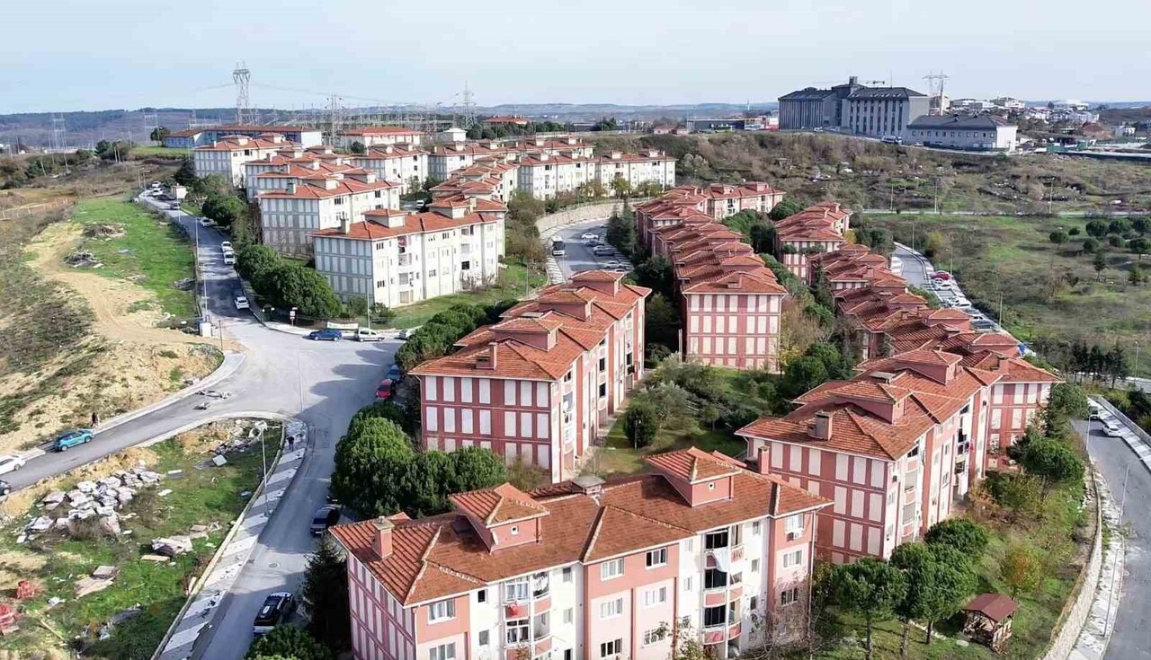 İSTANBUL’UN ARNAVUTKÖY İLÇESİNDE BULUNAN TAŞOLUK TOKİ KONUTLARI, 900 TL GİBİ DÜŞÜK BİR AİDATLA...