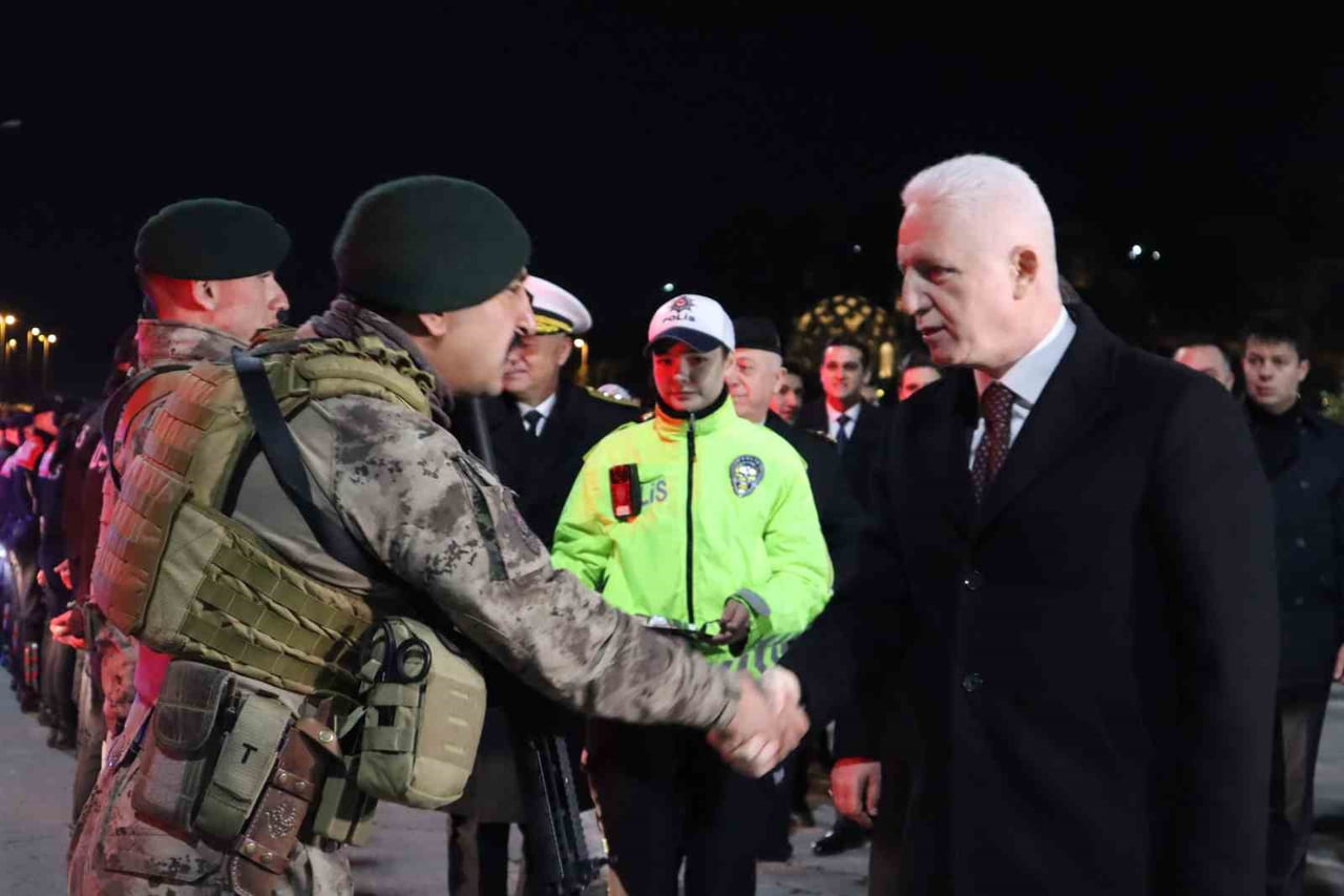 İSTANBUL VALİSİ DAVUT GÜL VE BERABERİNDEKİ HEYET, YILBAŞI TEDBİRLERİ KAPSAMINDA 15 TEMMUZ ŞEHİTLER...