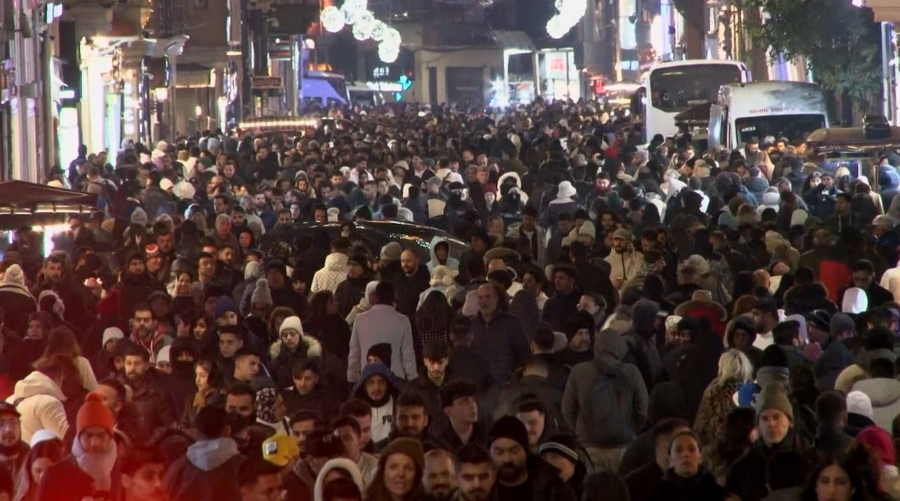 İSTİKLAL CADDESİ’NDE İNSAN YOĞUNLUĞU HAVADAN GÖRÜNTÜLENDİ
