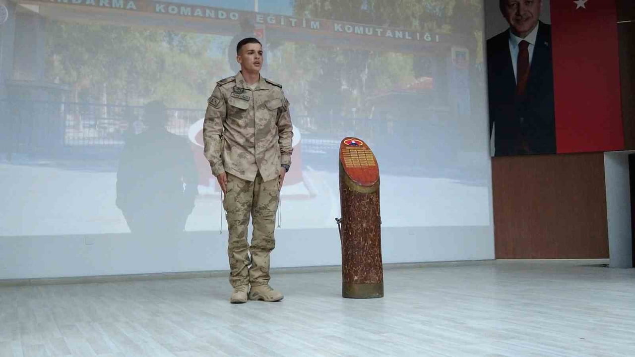 İSTİKLAL MARŞI’NIN OKUNMASIYLA BAŞLAYAN TÖRENDE, DÖNEM BİRİNCİSİ JANDARMA TEĞMEN YUNUS EMRE...