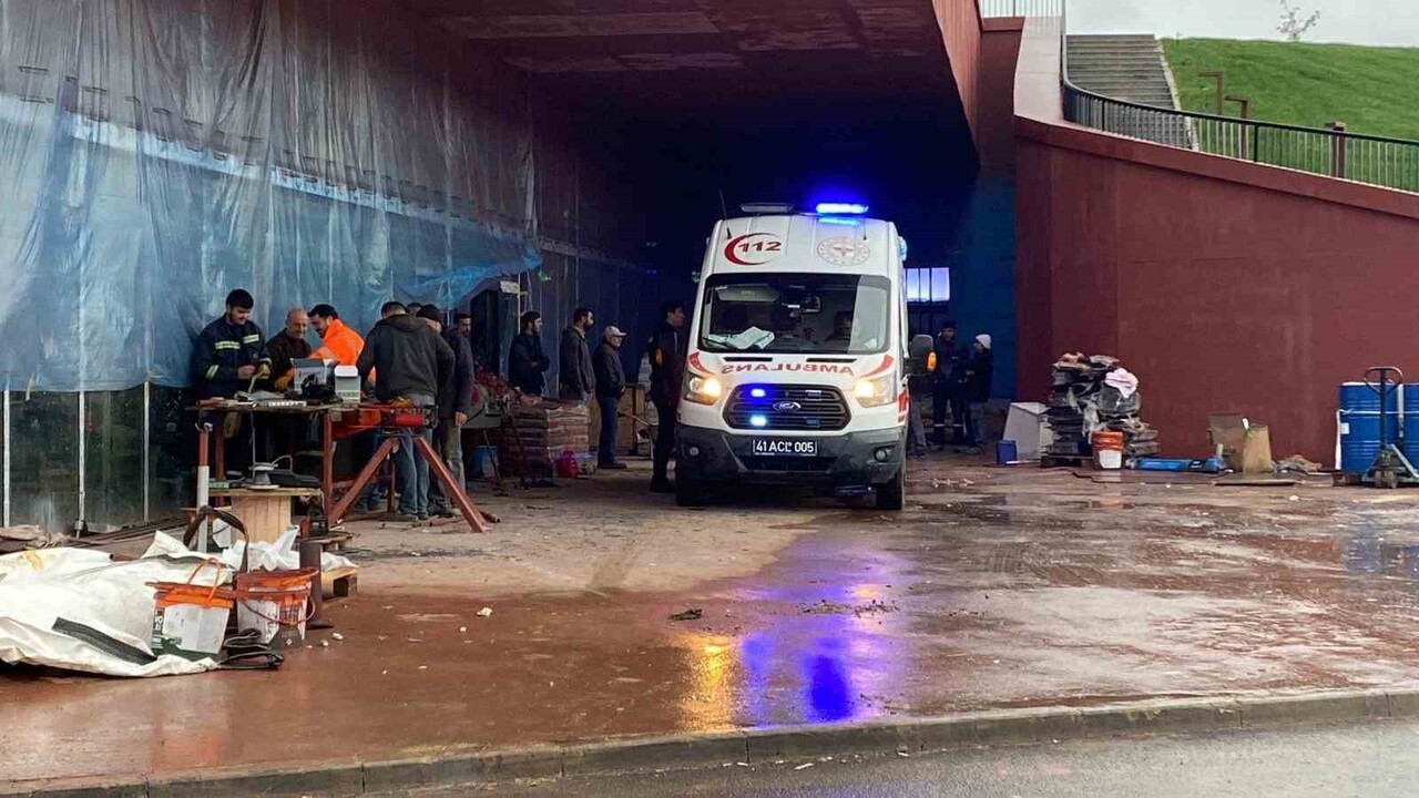 İTFAİYE TARAFINDAN ÇIKARILAN İŞÇİ, HASTANEYE KALDIRILDI.