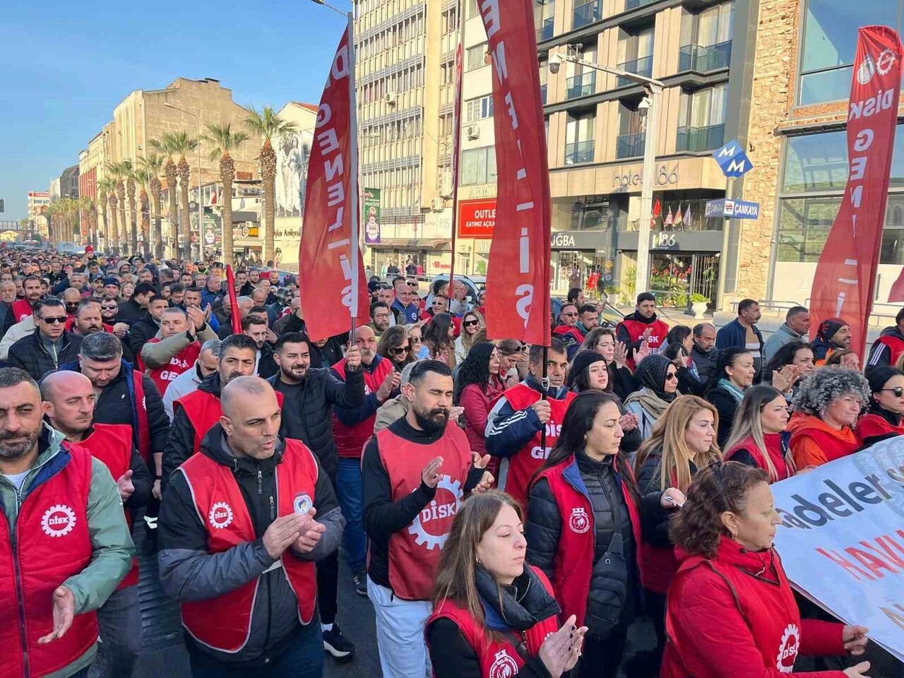 İZMİR'DE BÜYÜKŞEHİR BELEDİYESİ ŞİRKETLERİNDE ÇALIŞAN İŞÇİLER, ÖDEME KRİZİ VE İŞTEN ÇIKARMALARA...