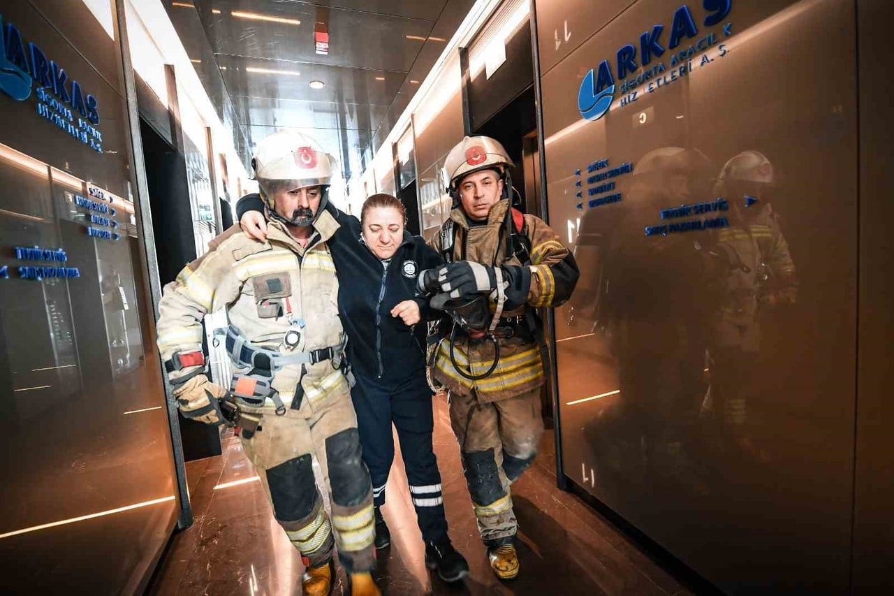 İZMİR'DE İTFAİYE EKİPLERİ, BAYRAKLI’DAKİ 47 KATLI BİR GÖKDELENDE GERÇEKLEŞTİRDİKLERİ YANGIN VE...