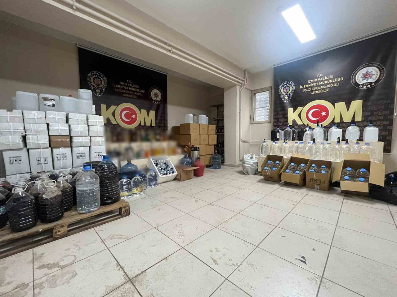 İZMİR'DE YILBAŞI ÖNCESİ DÜZENLENEN EŞ ZAMANLI OPERASYONLARDA TONLARCA SAHTE ETİL ALKOL VE ÇOK...
