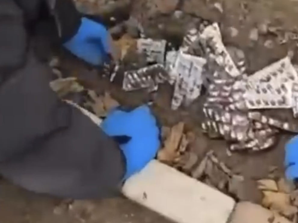 İZMİR'İN MENDERES İLÇESİNDE BİR İKAMETE DÜZENLENEN OPERASYONDA, BAHÇEDE TOPRAĞA GÖMÜLÜ ŞEKİLDE 9...