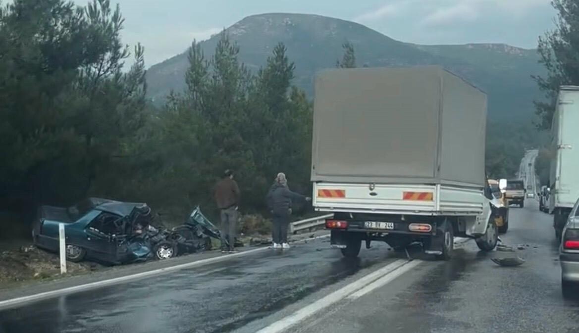 İZMİR'İN MENDERES İLÇESİNDE KAMYONET İLE OTOMOBİLİN KAFA KAFAYA ÇARPIŞTIĞI KAZADA 2 KİŞİ HAYATINI...