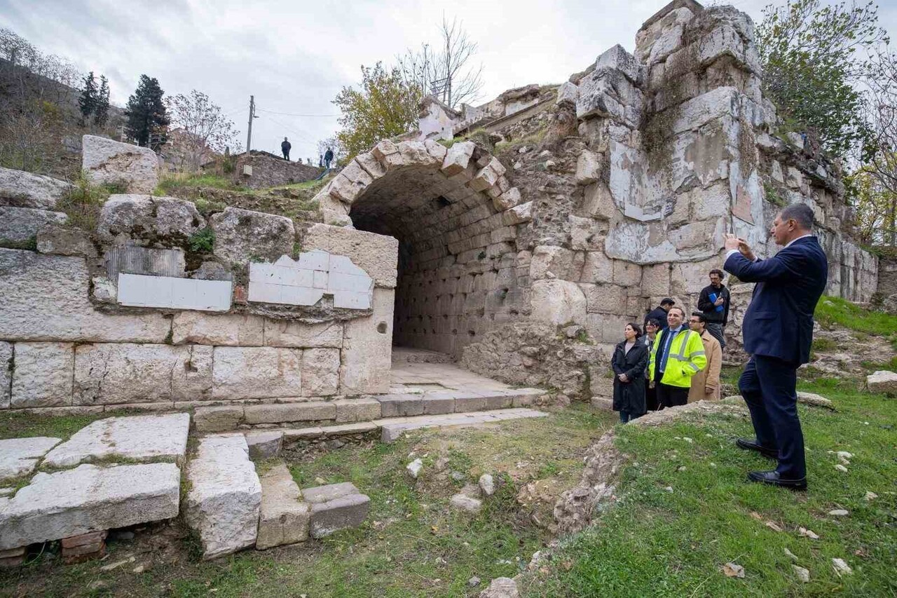 İZMİR'İN MERKEZİNDE YER ALAN SMYRNA ANTİK KENTİ, 2007'DEN BU YANA YAPILAN KAZILARDA GÜN YÜZÜNE...