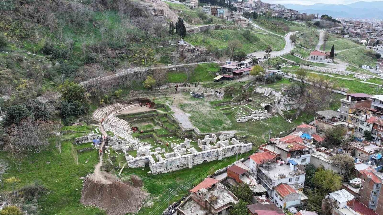 İZMİR'İN MERKEZİNDE YER ALAN SMYRNA ANTİK KENTİ, 2007'DEN BU YANA YAPILAN KAZILARDA GÜN YÜZÜNE...